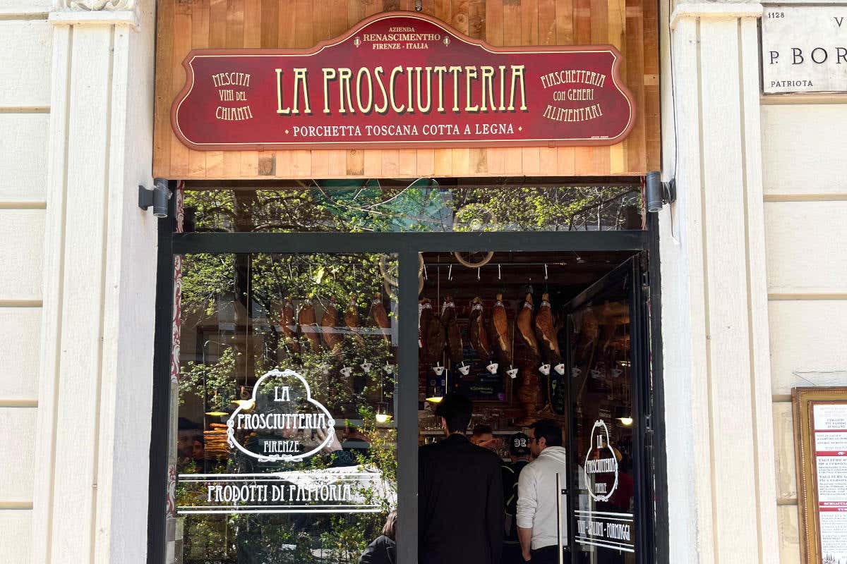 L'ingresso del nuovo locale La Prosciutteria in zona Isola a Milano La Prosciutteria a Milano come in un'antica bottega toscana