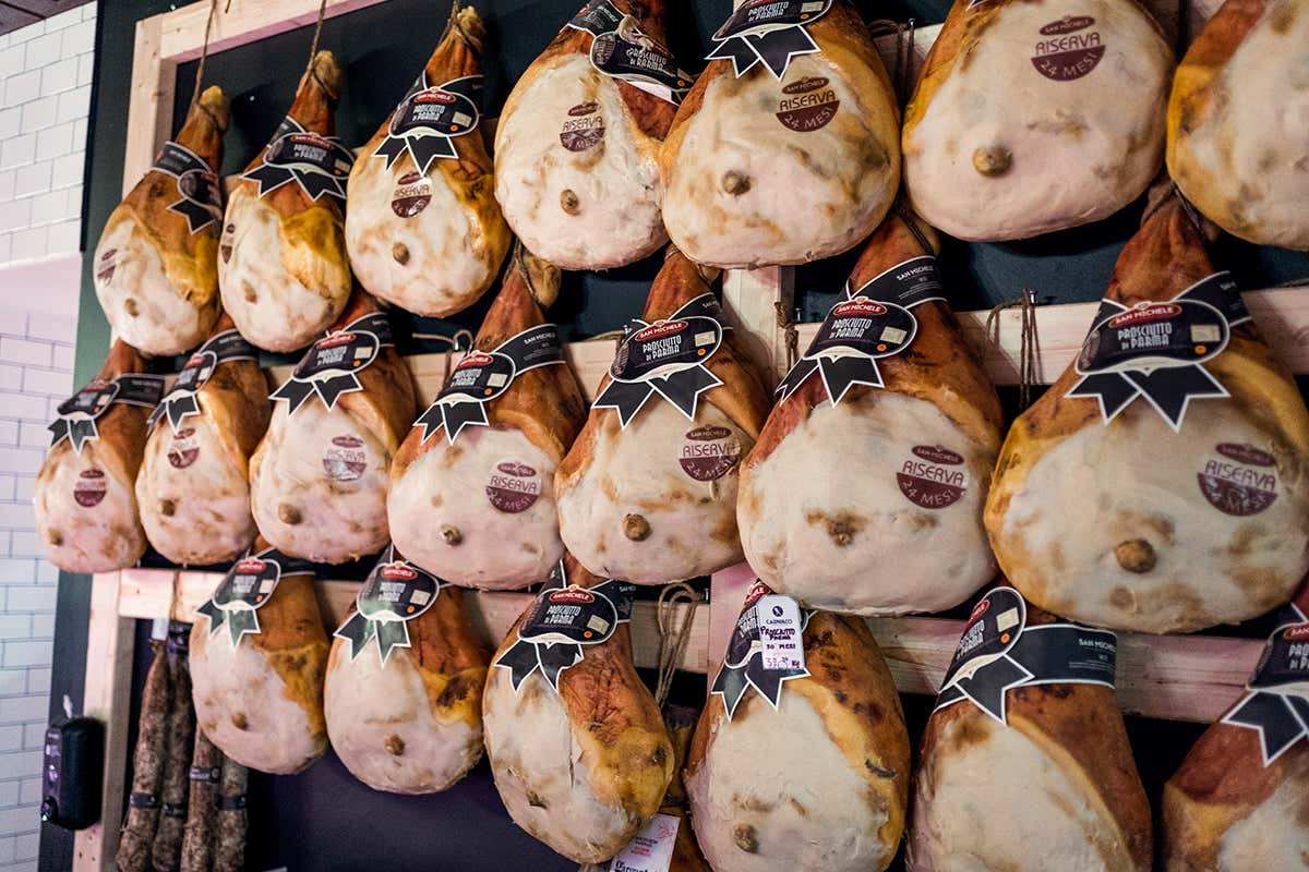 Una parete di prosciutto di Parma Riserva Una degustazione per palati fini Una parete di prosciutto di Parma Riserva Una degustazione per palati fini
