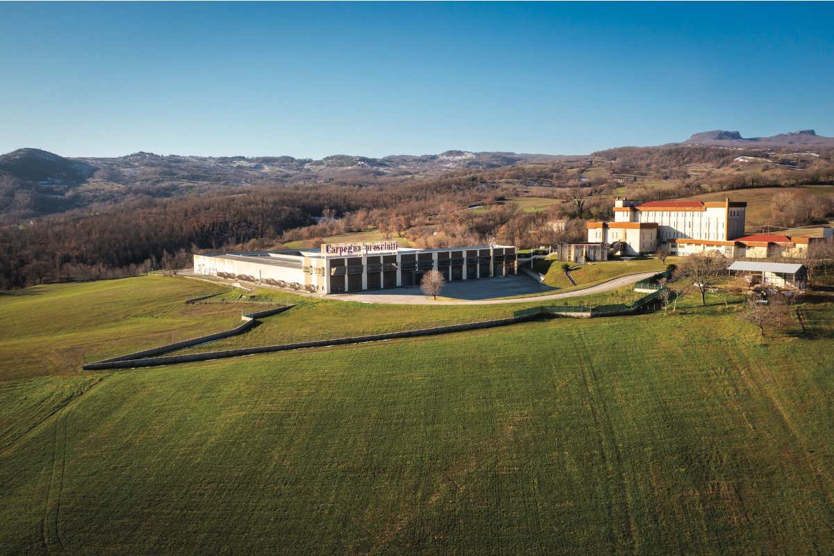L'impianto di Prosciutti di Carpegna immerso nelle colline del Montefeltro Carpegna Dop, il prosciutto fatto come una volta