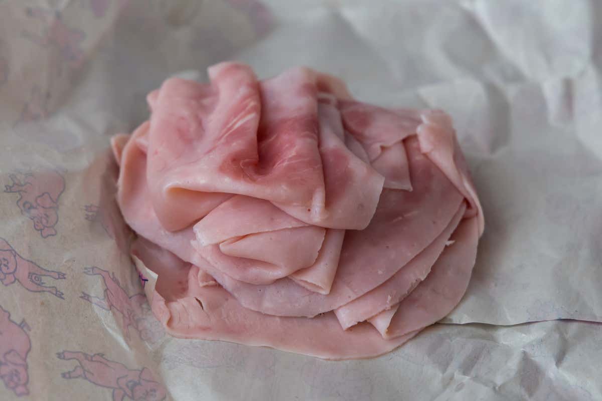 Prosciutto cotto e cancro: la verità dietro i video virali. E perché non è una “scoperta”