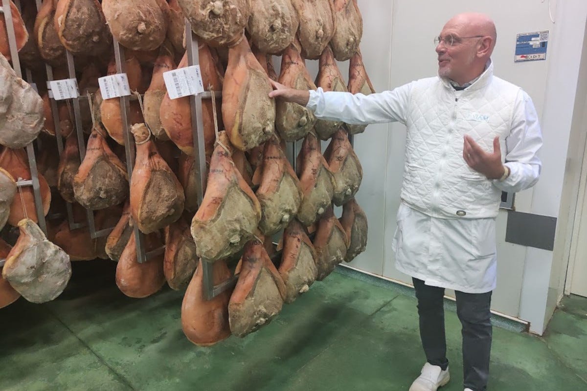 Fabio Viani e le sue forma di Prosciutto Toscano Dop San Gimignano e il Prosciutto Toscano Dop: binomio di bellezza e qualità