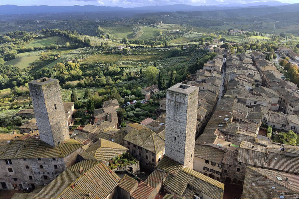 San Gimignano, veduta aerea del centro storico San Gimignano e il Prosciutto Toscano Dop: binomio di bellezza e qualità
