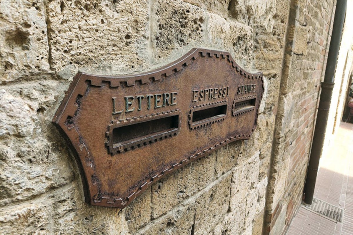 Una vecchia buca delle lettere a San Gimignano San Gimignano e il Prosciutto Toscano Dop: binomio di bellezza e qualità