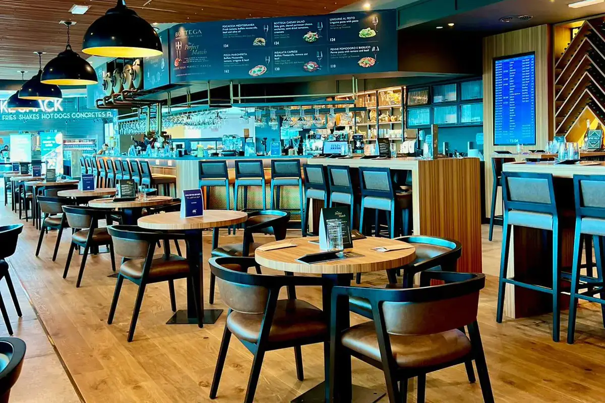 L'interno del Prosecco Bar dell'aeroporto di Dubai Prosecco Bar riapre all'aeroporto di Dubai e rilancia l'offerta italiana all'estero