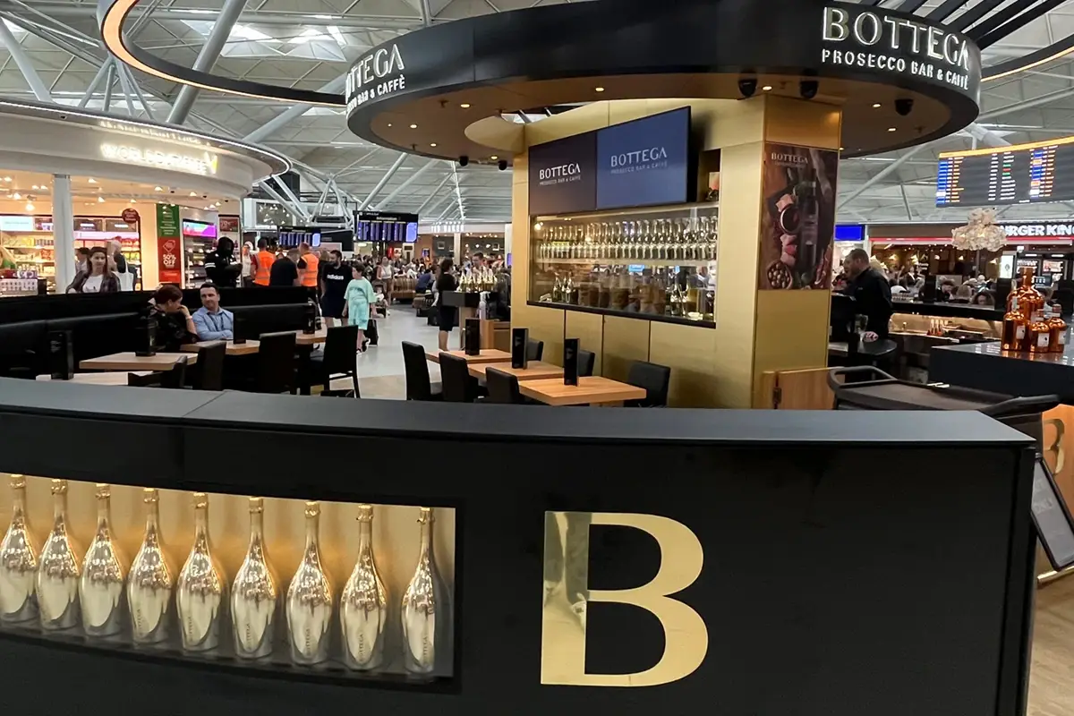 Il bancone della Bottega Prosecco Bar all'aeroporto di Stansted Bottega Prosecco Bar
