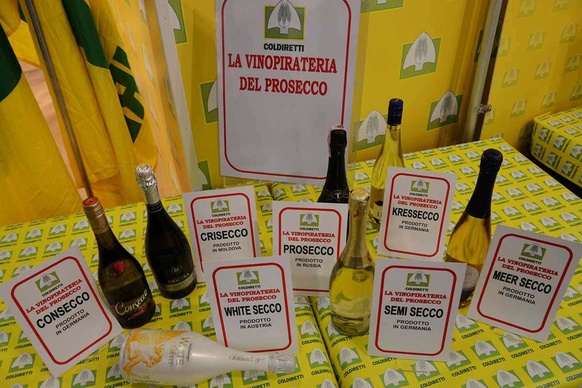 La Campagna di Coldiretti contro i falsi Prosecco L'Ue avvia il riconoscimento del Prosek croato. Filiera italiana in difesa del Prosecco La Campagna di Coldiretti contro i falsi Prosecco L'Ue avvia il riconoscimento del Prosek croato. Filiera italiana in difesa del Prosecco