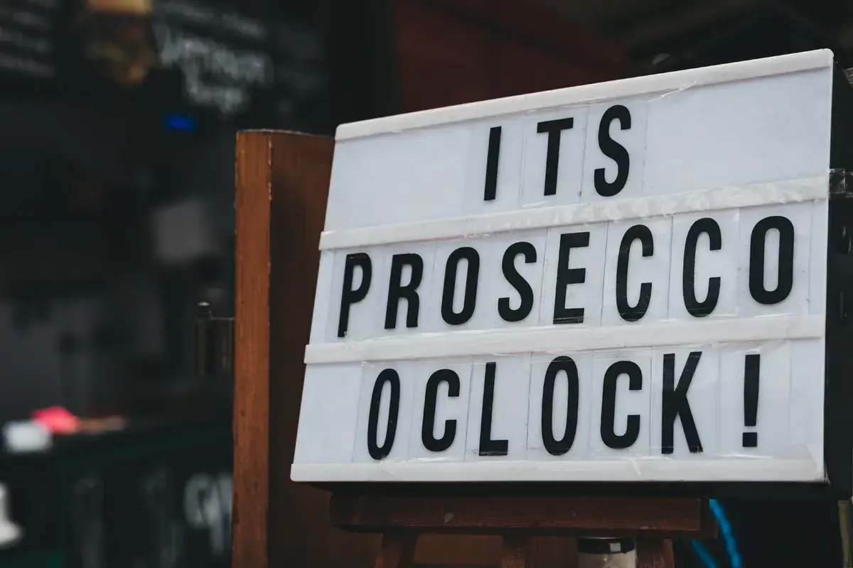 &Egrave; sempre l'ora di un buon Prosecco ... anche per la spa o, meglio, la spv Gu&egrave; Pequeno in una vasca di prosecco. Altro che spa, questa &egrave; una spv