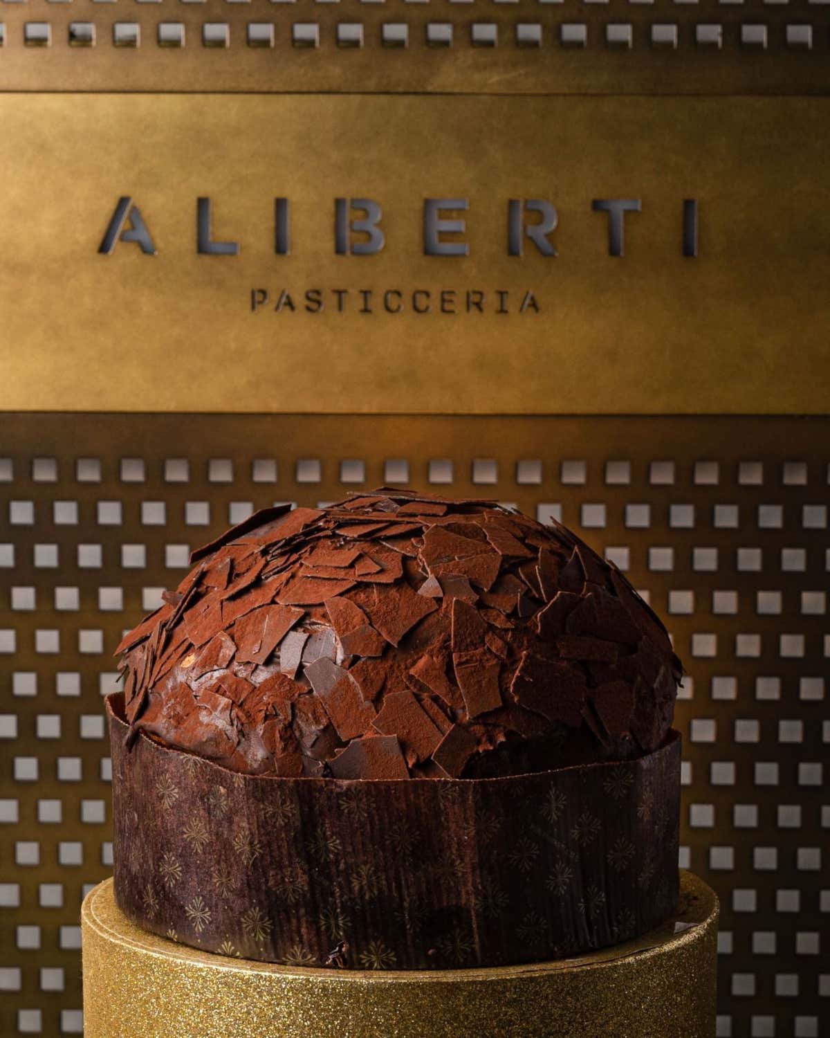 Un lievitato realizzato con precisione sartoriale. Due monorigini di cioccolato fondente creano un equilibrio elegante e profondo, sostenuto da un impasto soffice e ben sviluppato. La copertura, con cioccolato 62% e pasta di nocciole avellane, offre un’armonia tostata e una dolcezza misurata.