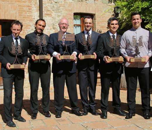 Da sinistra: i commis Claudio Bronzi (Premio per la personalità), Mario Sposito (Premio per la tecnica), Antonio Tonola (Premio per il Miglior Protagonista di Sala), Paolo Gargiulo (Premio per l’eleganza), Cosimo Albano (Premio per l’accoglienza), Pascal Tinari (Premio per la simpatia)