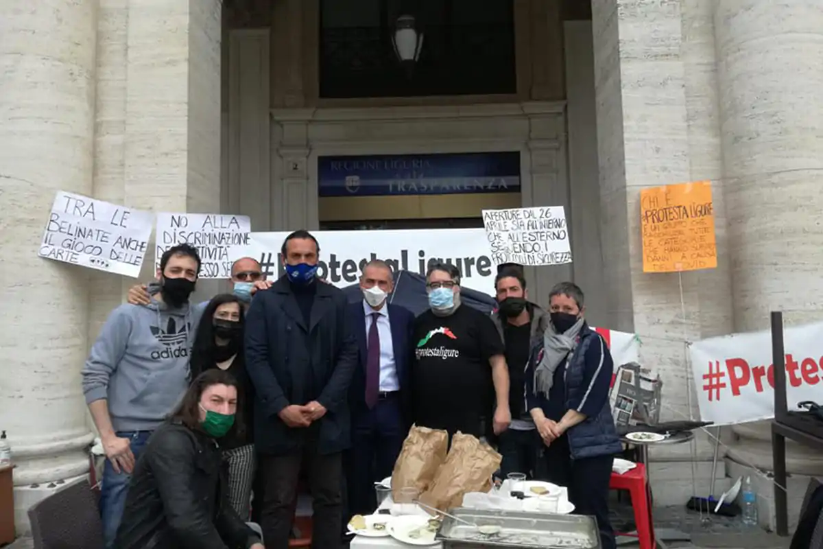 Alcuni ristoratori che hanno partecipato a #protestaliguria (Fonte: Facebook) Tavoli all'aperto e finti avventori La potesta dei ristoratori a Genova