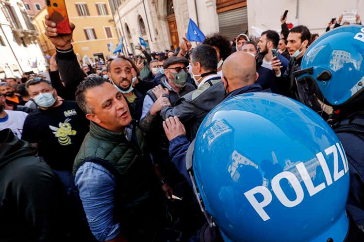 La protesta di Roma Proteste: bus turistici in ginocchio Mio occupa piazza Montecitorio