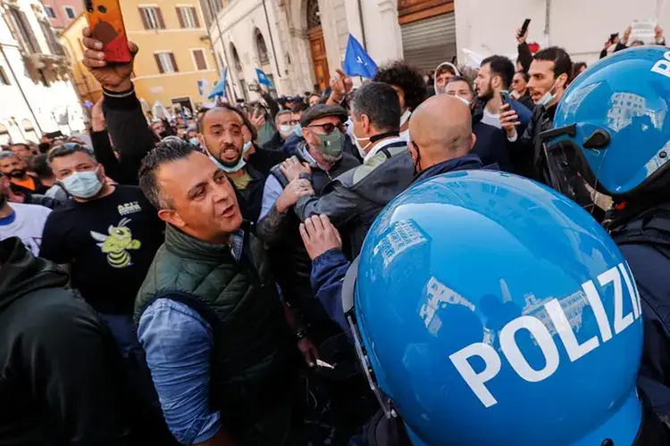 foto d'archivio degli scontri della scorsa settimana proprio in piazza Montecitorio IoApro rilancia la sfida alla politica Luned&igrave; protesta a Montecitorio