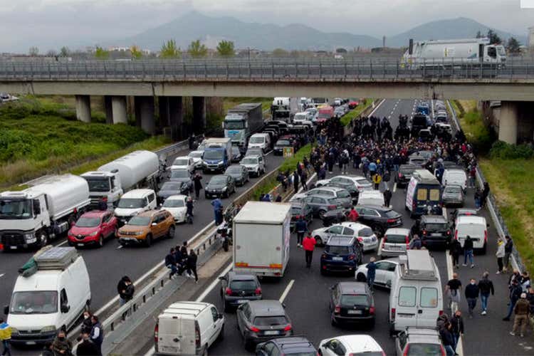 Un manifestante &egrave; stato investito da un'auto che ha forzato il posto il blocco Altra protesta sull&rsquo;A1, ristoratori: &laquo;Discriminati dal Governo&raquo;