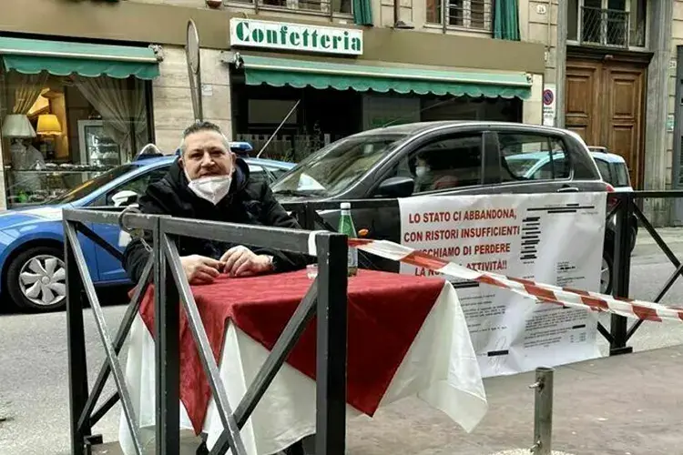 La protesta fuori dal locale Torino, barista in protesta si incatena 12 giorni al suo locale
