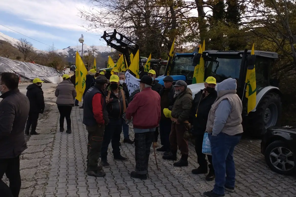 Castelpizzuto in Molise &egrave; isolato da quasi un mese&nbsp; Pese bloccato da una frana da un mese, agricoltori in protesta
