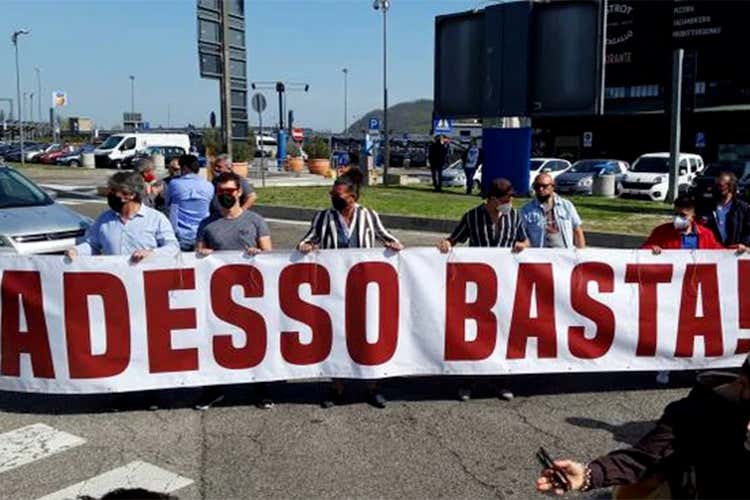 La protesta all'autogrill I ristoratori bloccano l'autostrada Una protesta che sa di autogol
