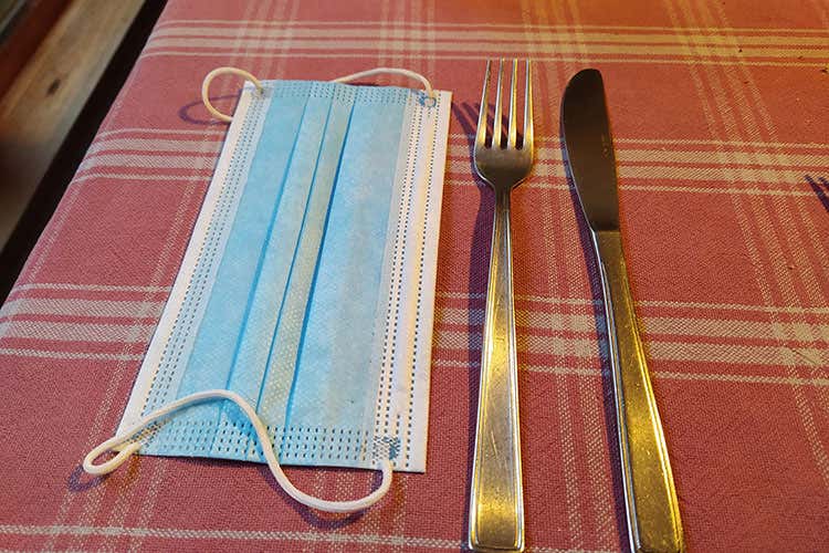 Pochi ristoratori, alcuni senza mascherina, hanno protestato davanti a Montecitorio Ristoratori (pochi) e no-vax, nuova protesta davanti a Montecitorio