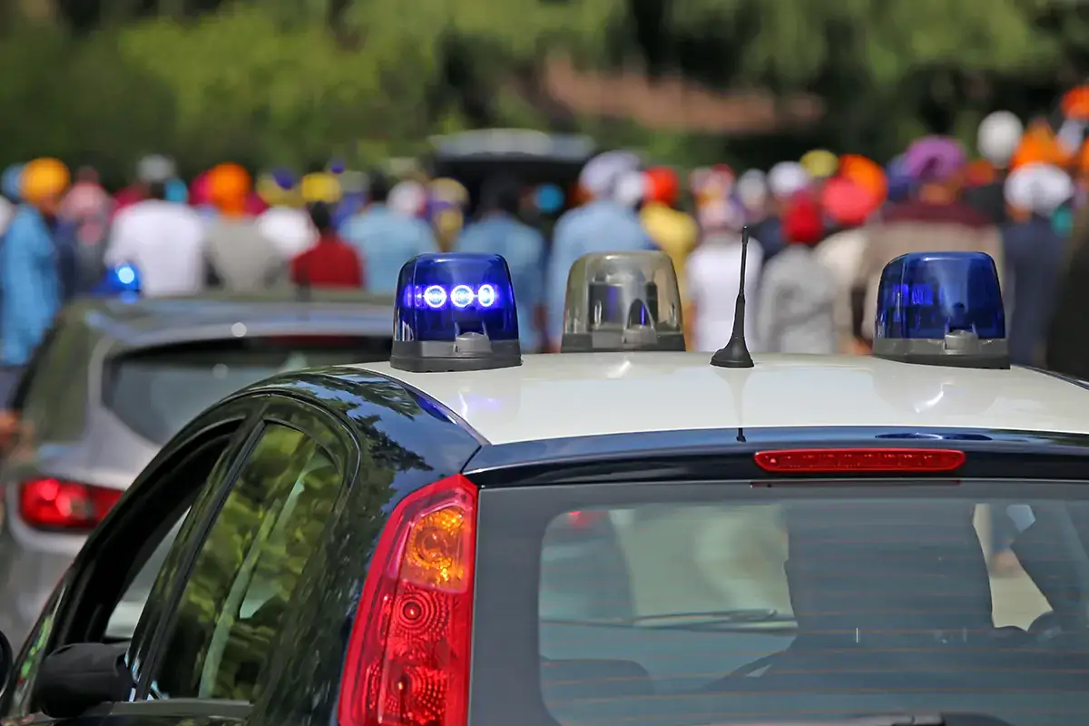 Gli agenti delle forze dell'ordine hanno dovuto intervenire per soccorrere alcuni giornalisti&nbsp; Rabbia no-green pass, a Roma aggrediti alcuni giornalisti