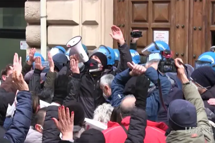 I manifestanti a Napoli Napoli, proteste contro i tamponi gratis al Consiglio Comunale