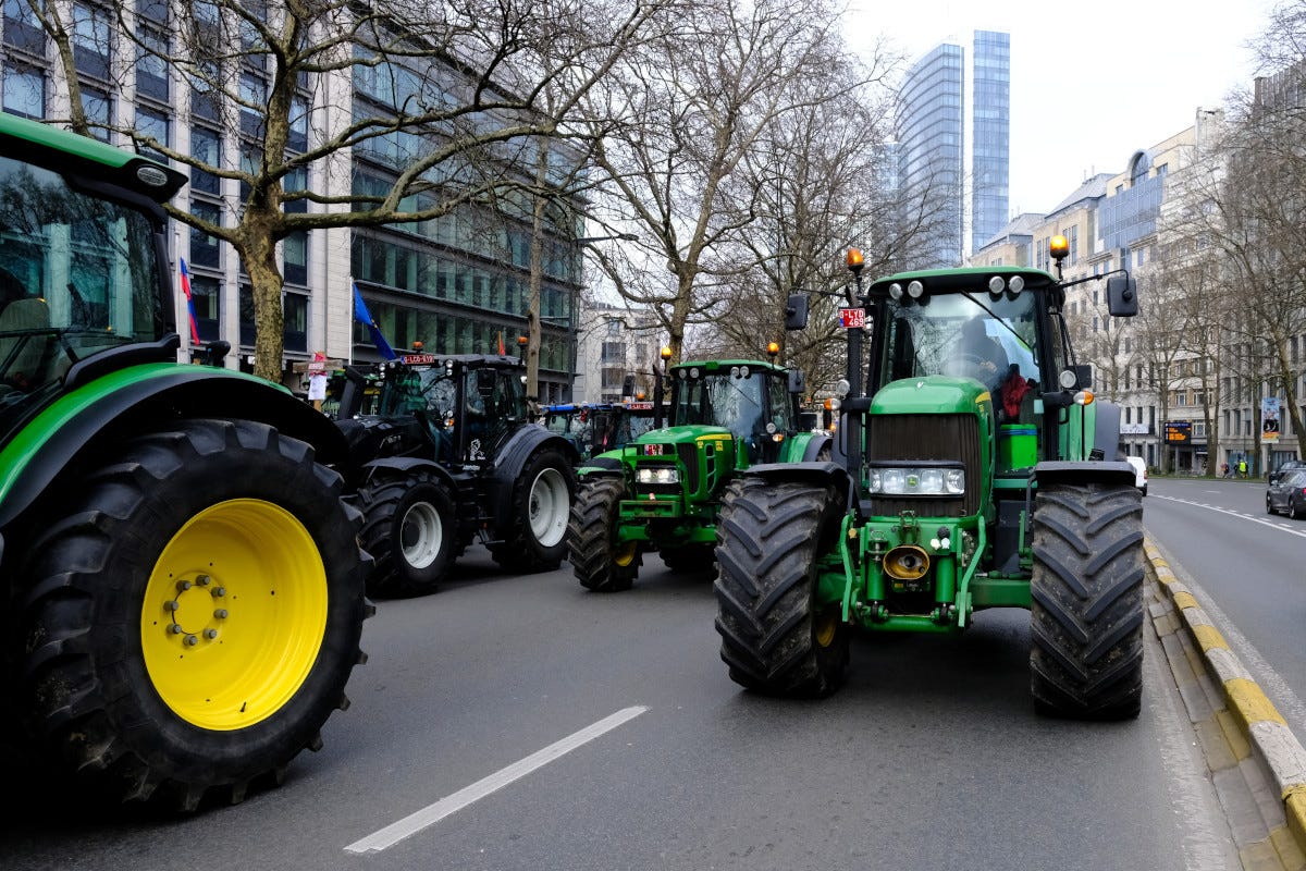 Agricoltori, Von der Leyen ci ripensa: più sussidi e stop alla legge sui pesticidi?