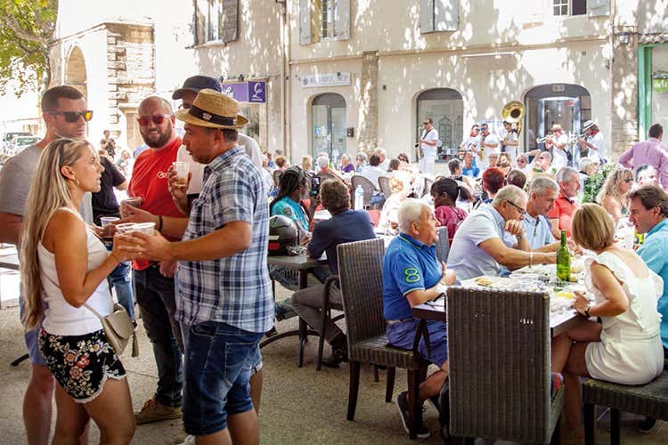 Un omaggio ai sapori tradizionali, alle ricette e ai prodotti dei produttori della zona (Provenza capitale gastronomica La cucina Mediterranea francese)