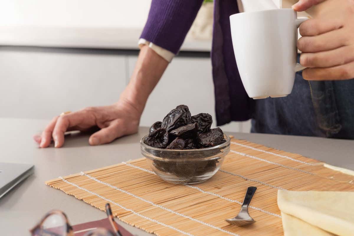 Salute delle ossa: il ruolo delle prugne nella menopausa