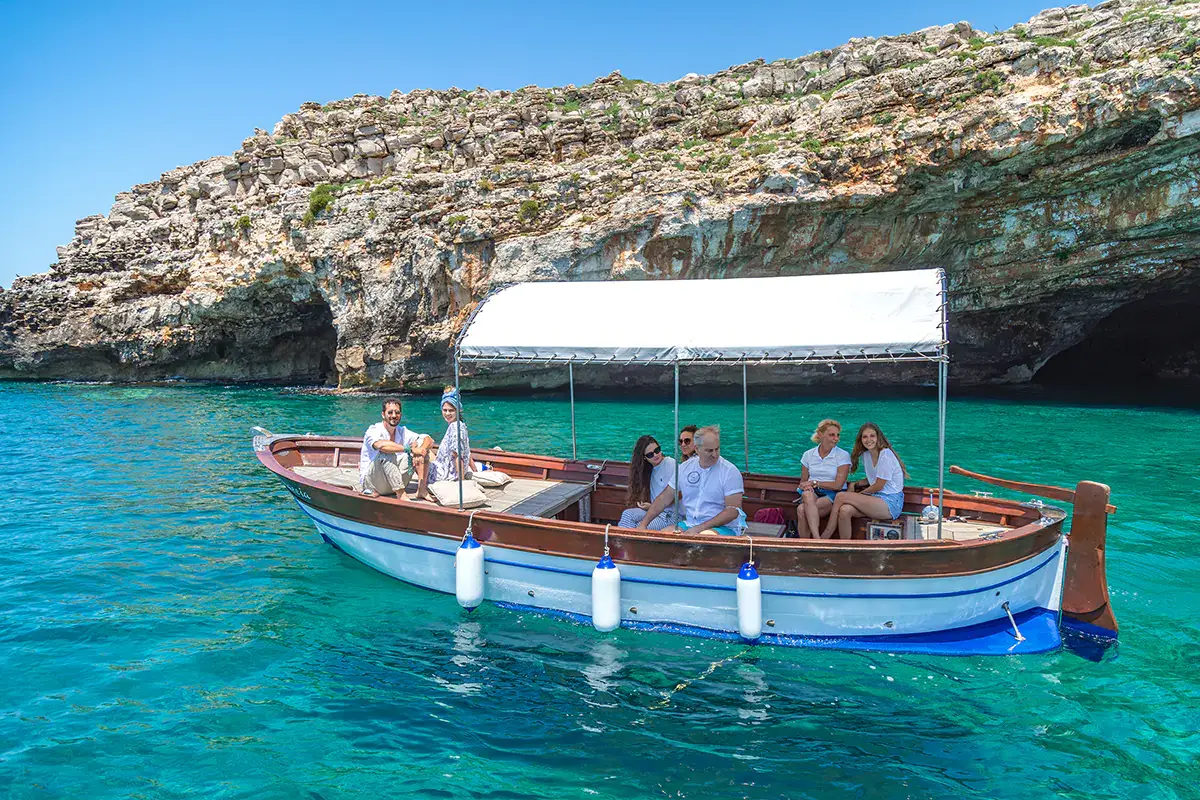 Visita alle grotte lungo la costa adriatica e ionica Al Vivosa Apulia Resort si vive il Salento a 360 gradi fra giri in barca, escursioni e natura