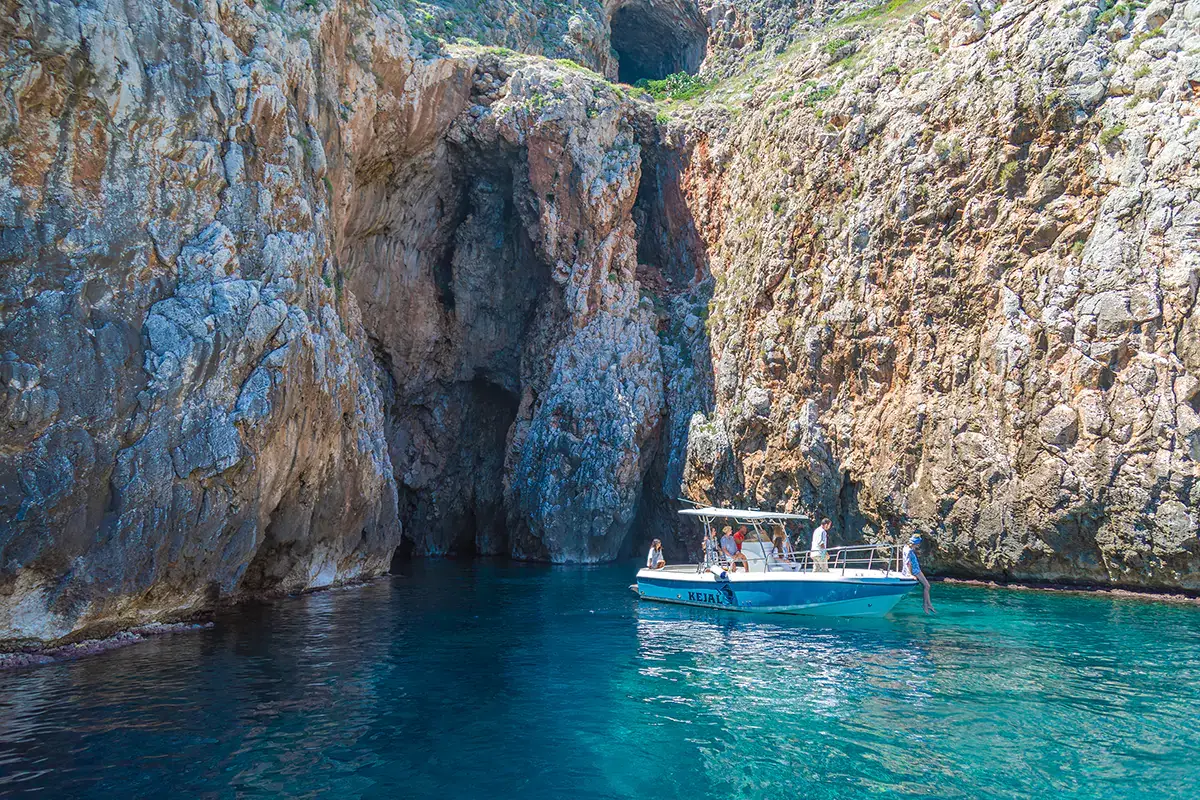 Alla scoperta delle numerose grote che costeggiano la costa pugliese Al Vivosa Apulia Resort si vive il Salento a 360 gradi fra giri in barca, escursioni e natura