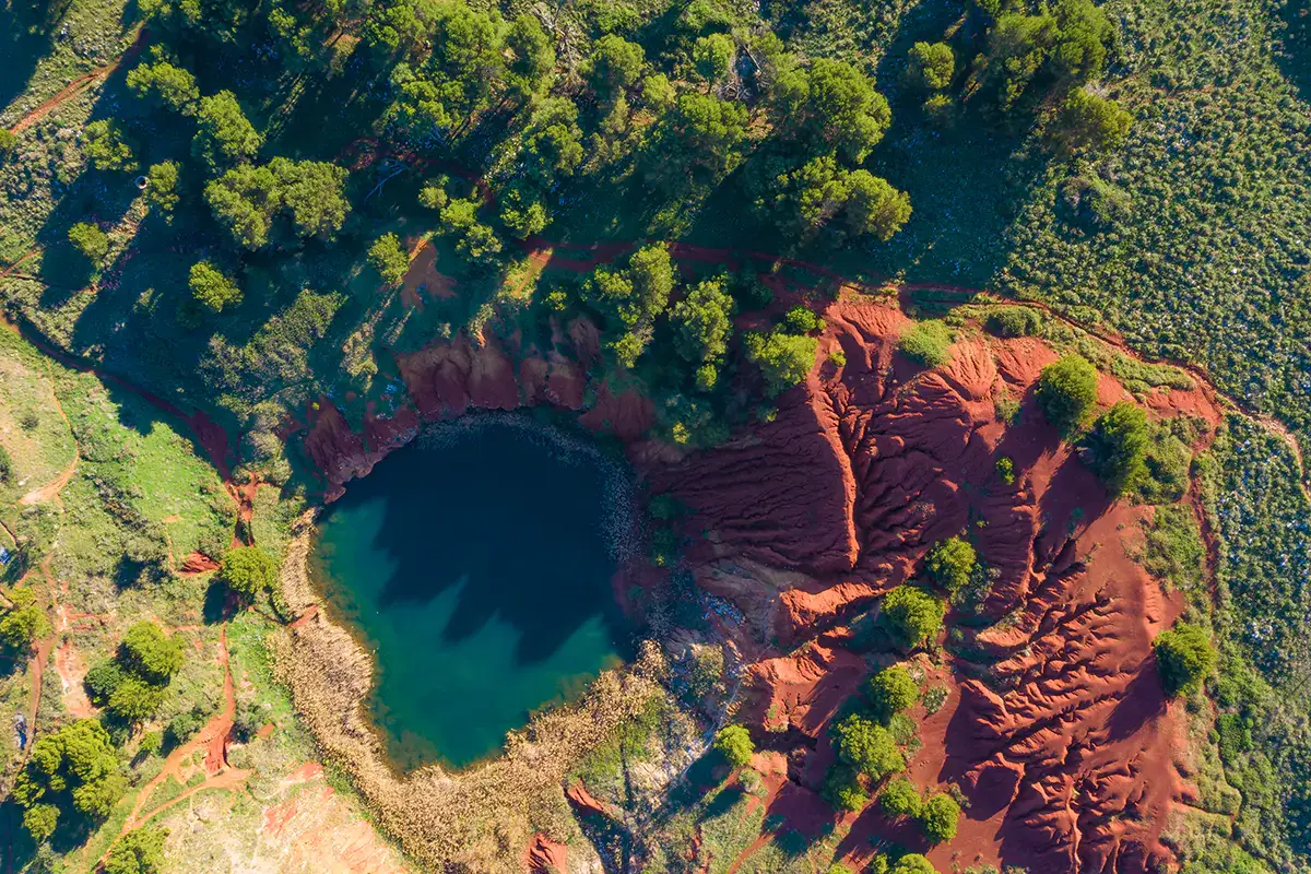 Il lago di bauxite Al Vivosa Apulia Resort si vive il Salento a 360 gradi fra giri in barca, escursioni e natura