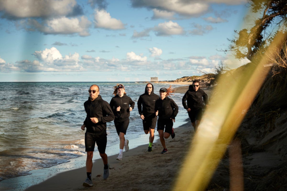 Corsa sulla spiaggia Prima la fatica: bici e corsa. Poi, le delizie pugliesi per recuperare