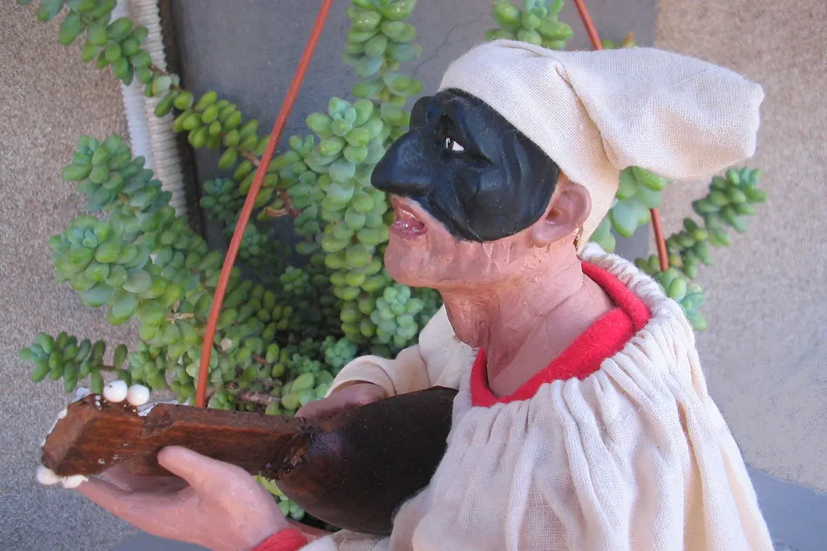Pensi a Napoli e pensi a Pulcinella Da Arlecchino a Pulcinella, le maschere carnevalesche &ldquo;minacciate&rdquo; da Halloween