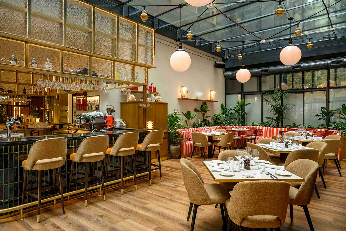 L'ambiente conviviale del Tutto Restaurant & Bar, il concept italo-americano situato all'interno del Pullman Budapest Hotel