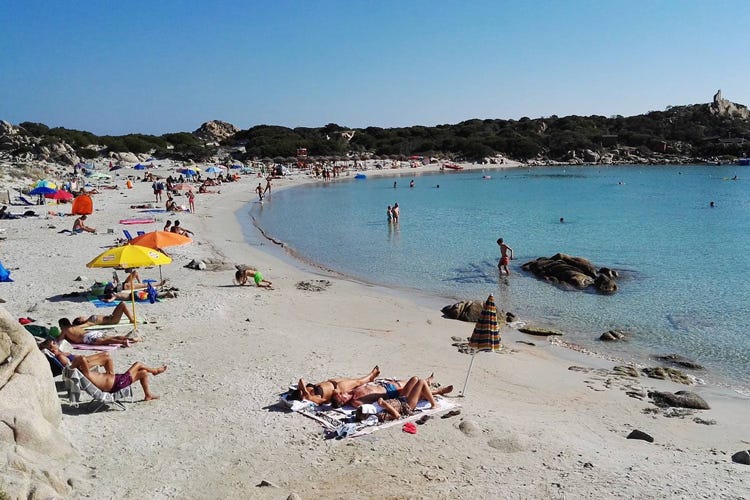 Il Comune ha firmato un'ordinanza contro il turismo di massa (Punta Molentis a numero chiuso In spiaggia solo 300 bagnanti)