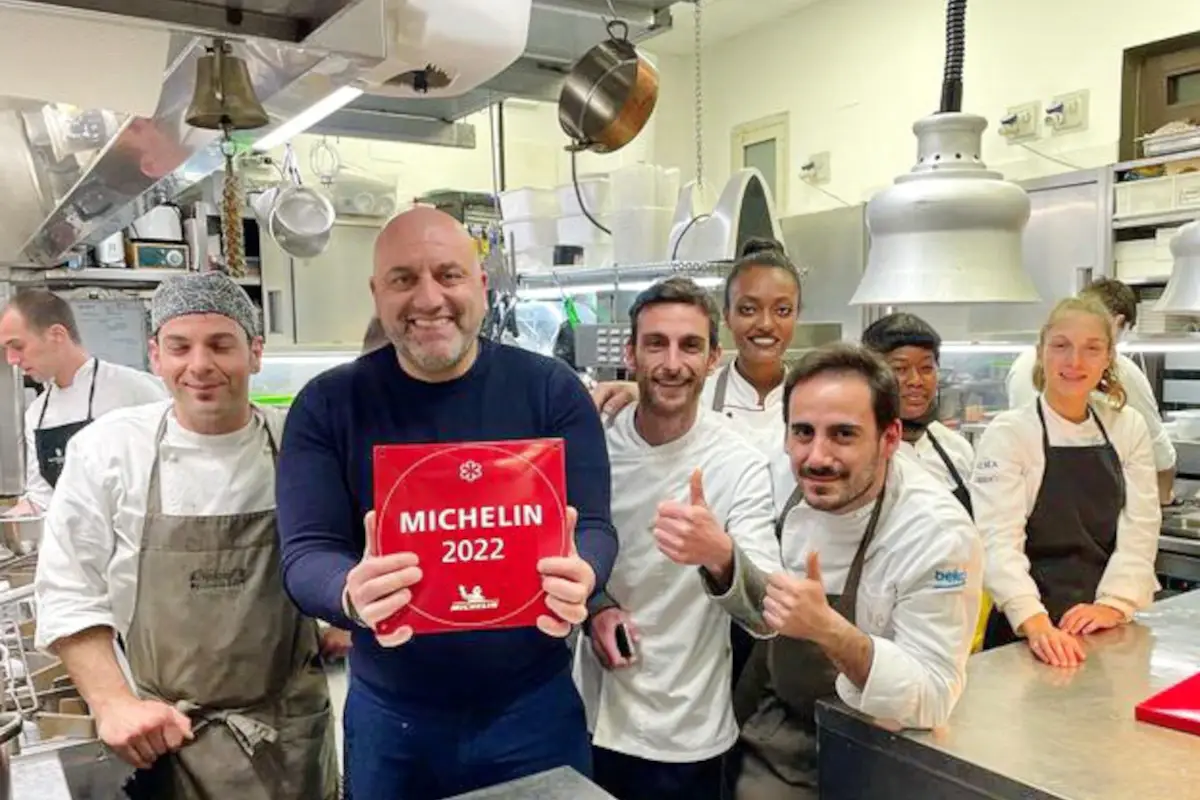 Tony Lo Coco con la sua brigata Ristorante I Pupi a Bagheria, quando una stella &egrave; poco
