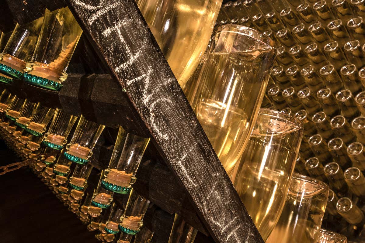 Affianmento a mano su pupitres di legno Alta Langa Docg Cocchi, lo spumante per menu sparkling Affianmento a mano su pupitres di legno Alta Langa Docg Cocchi, lo spumante per menu sparkling