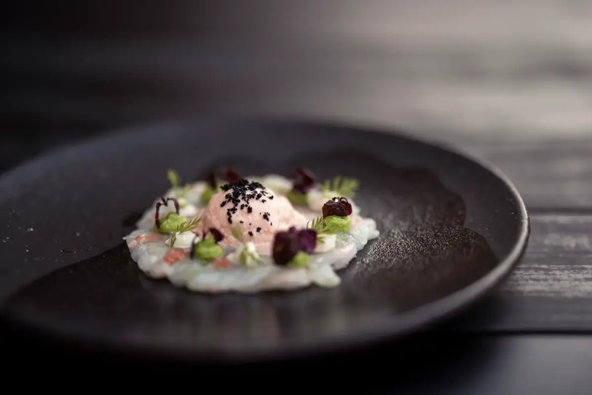 il carpaccio di scampi al cocco, avocado e pompelmo Al Purmontes di Mantana il lusso è anche nel piatto