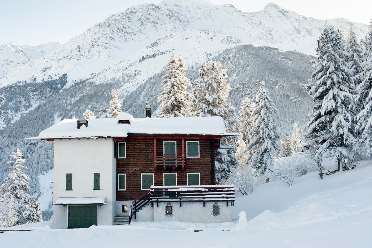Una casa di famiglia tutta di legno al limitare del bosco. Fonte: qchouse.it Una casa di famiglia tutta di legno al limitare del bosco Se L’amore non va in vacanza, voi prenotate una di queste case