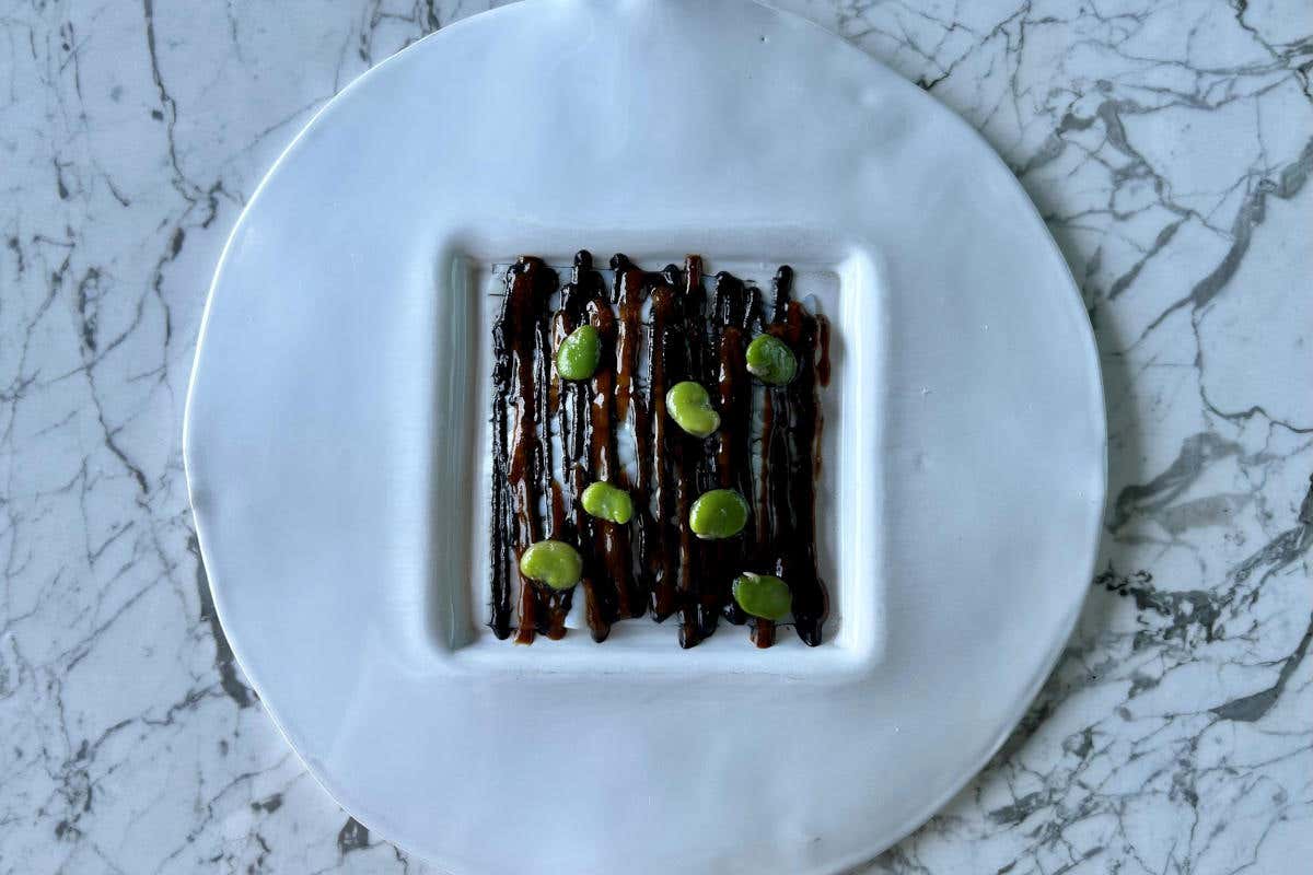 Quadro di seppia: hummus di fave, salsa ai crostacei ed essenza di cedro Terrazza Gallia presenta il nuovo menu e un drink inedito per la primavera