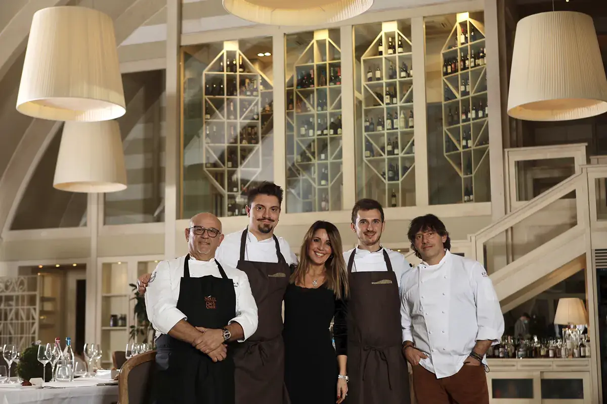Da sinistra, Claudio Sadler, Lorenzo Venturelli, Federica Pagliarone, Andrea Vaccari e Cesare Battisti Ristoranti contro la fame in Italia e nel mondo: un progetto di solidariet&agrave;