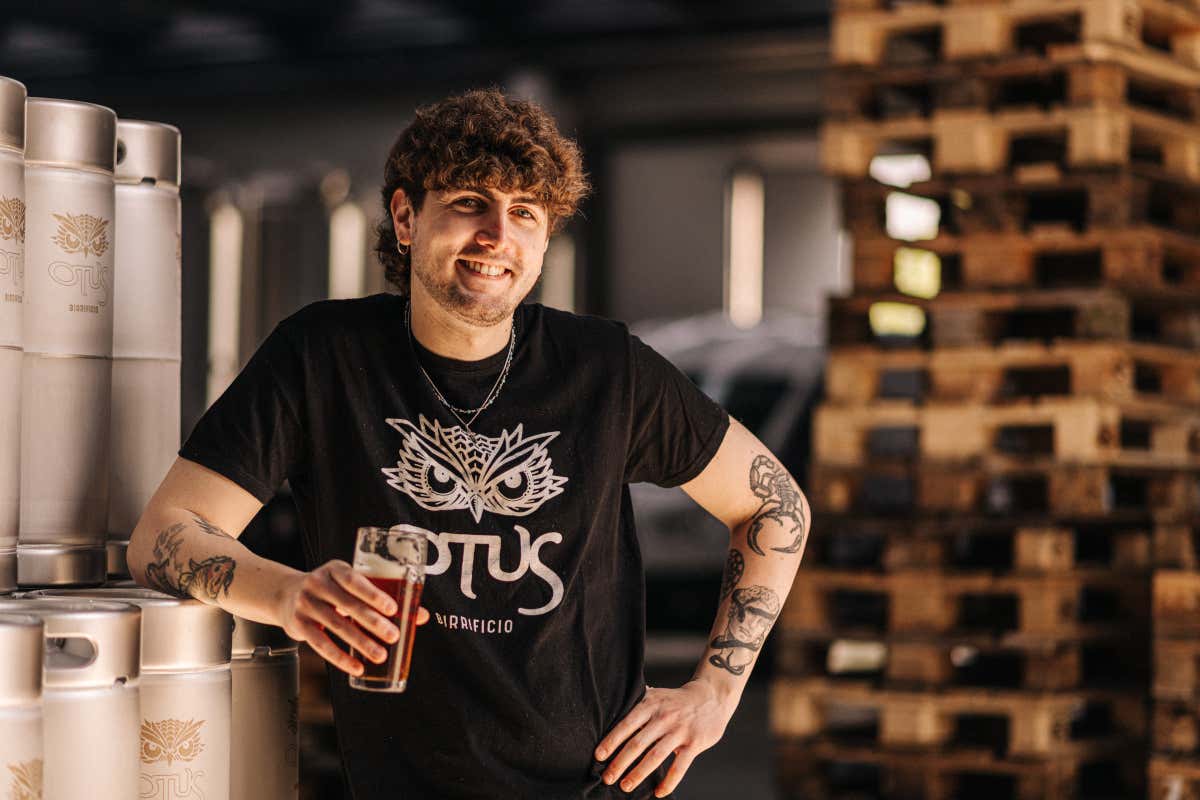 Attilio Rota, responsabile area gestionale di Birrificio Otus, coi fusti in acciaio utilizzati dal birrificio