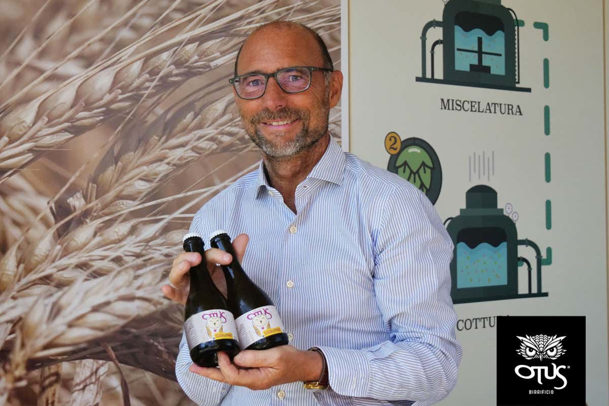 Giampietro Rota, responsabile area commerciale di Birrificio Otus, con la birra Cuor di Pane