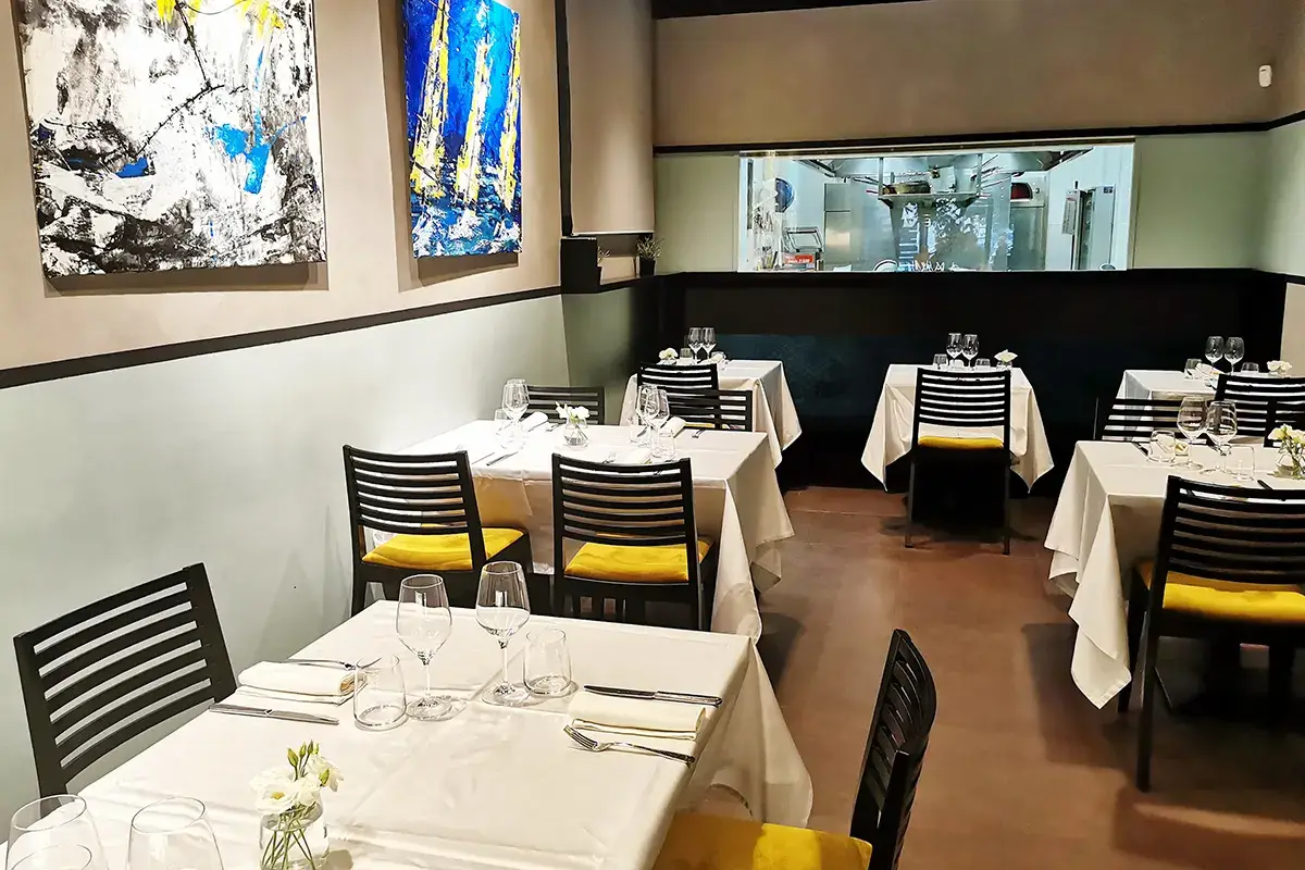 Saletta con vista sulla cucina Quattroventi, un ristorante contemporaneo dove tutto &egrave; perfetto