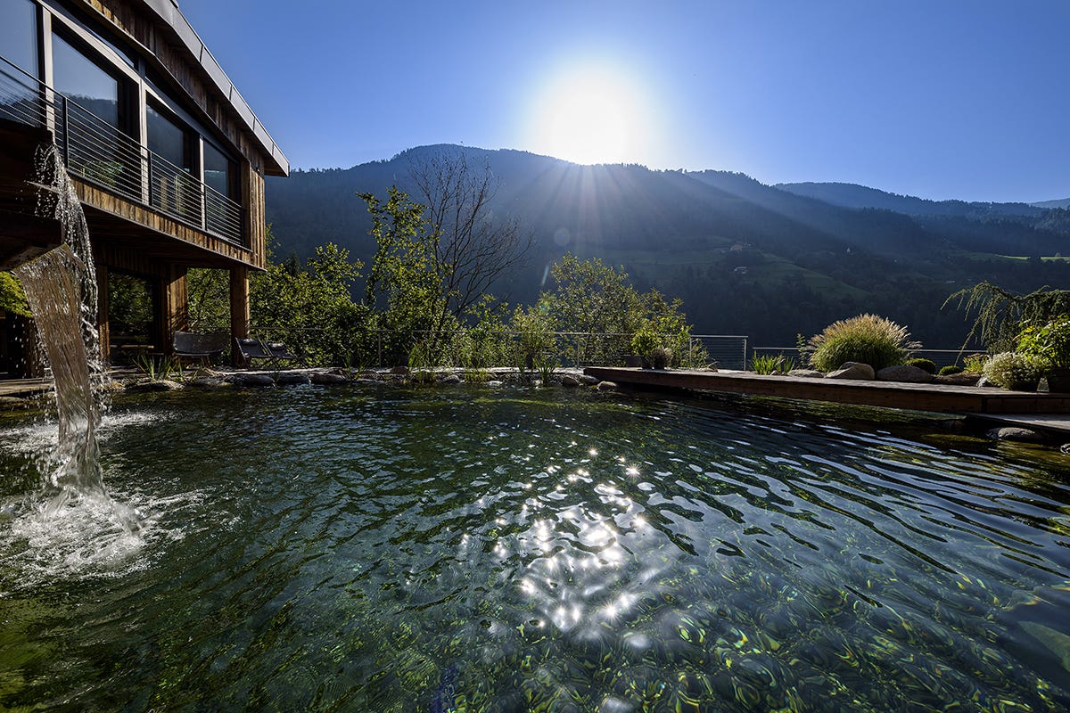 Il laghetto balneabile Quellenhof, in Alto Adige e sul Garda vacanza di sport e relax