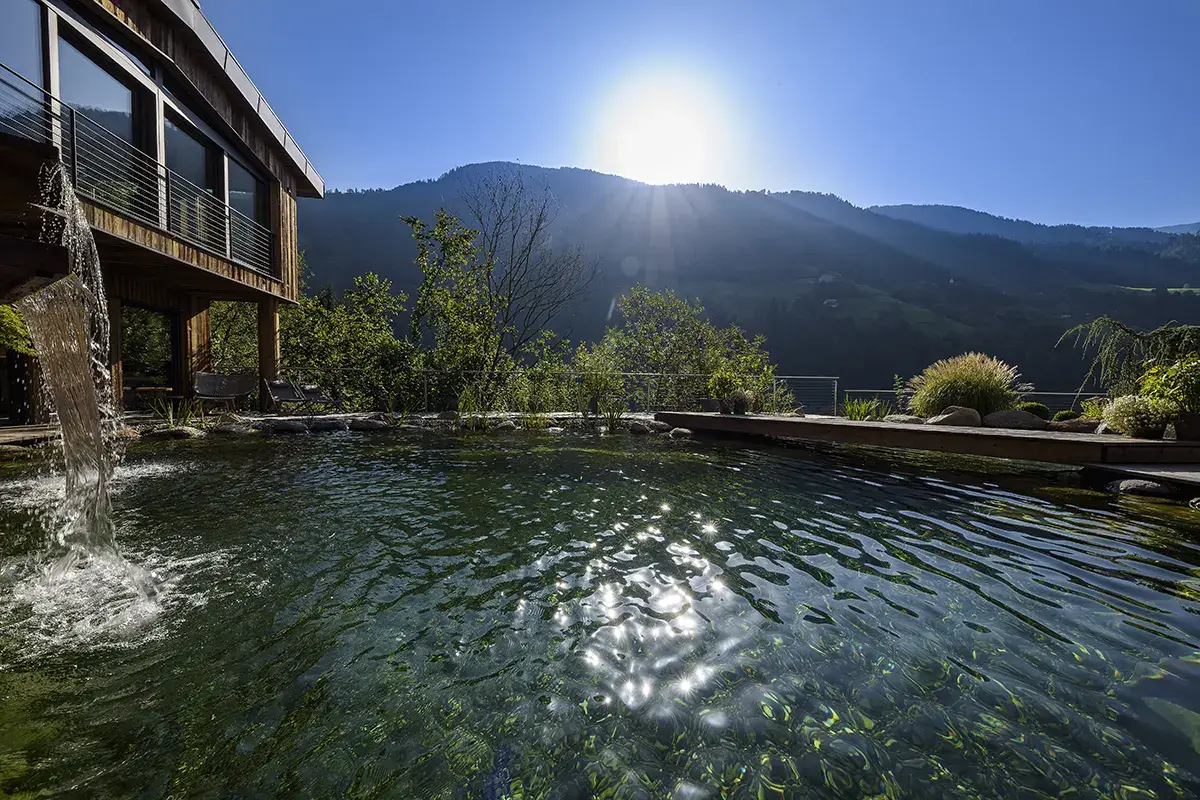 Il laghetto balneabile Quellenhof, in Alto Adige e sul Garda vacanza di sport e relax