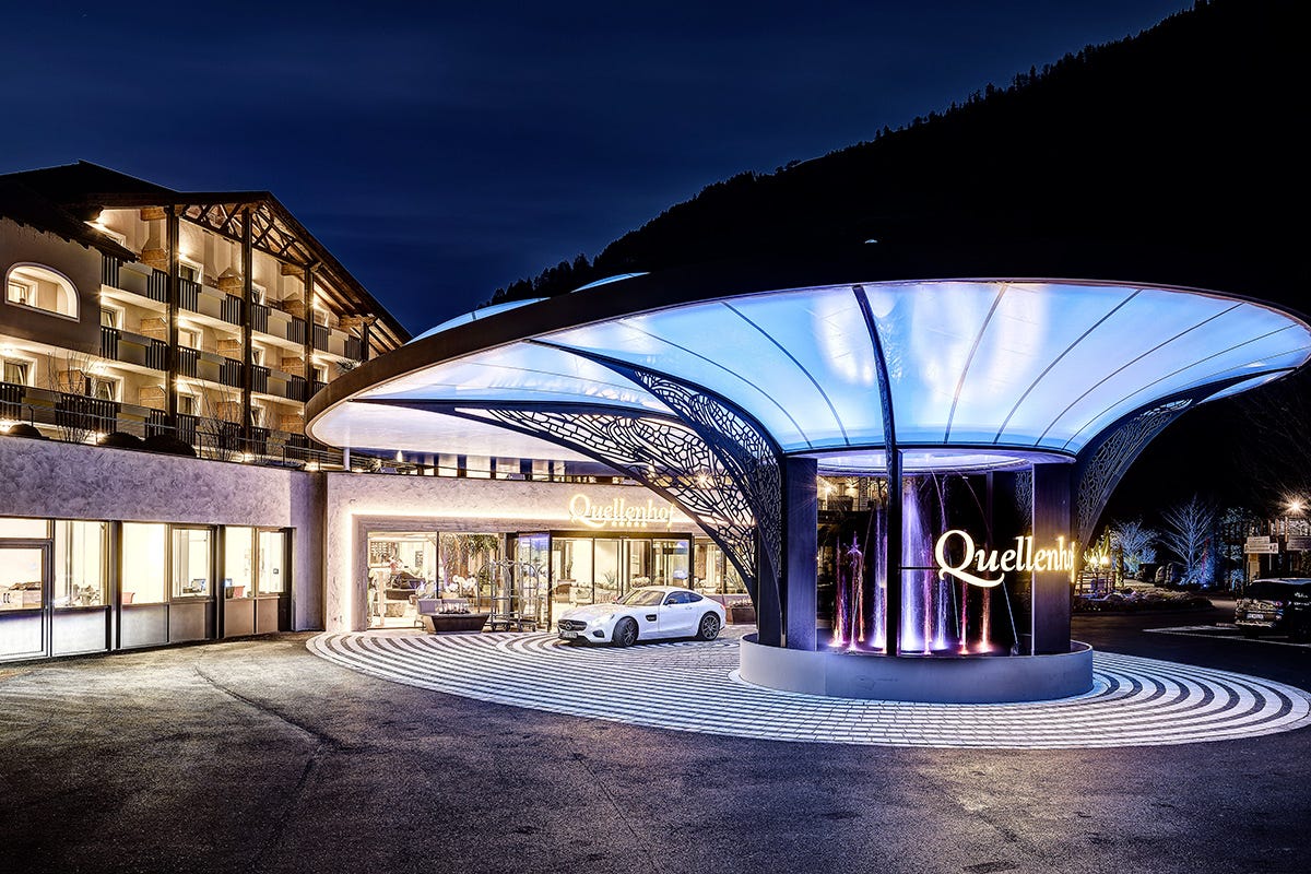 L'ingresso del Quellenhof Luxury Resorts Quellenhof, in Alto Adige e sul Garda vacanza di sport e relax