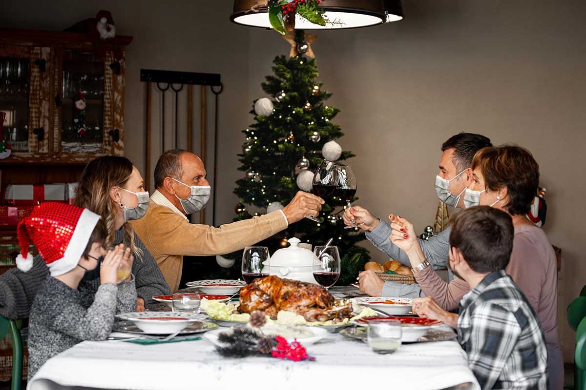 7 persone in media alle feste in casa  [In 3,5 milioni al ristorante]. Ma 9 italiani su 10 hanno festeggiato il Natale in casa
