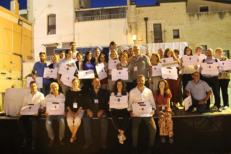 Tutte le aziende premiate (Radici del Sud premia 75 vini Borgo Turrito migliore azienda) Tutte le aziende premiate (Radici del Sud premia 75 vini Borgo Turrito migliore azienda)