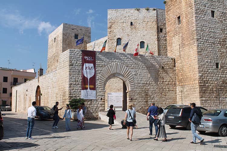Castello Normanno Svevo di Sannicandro di Bari (Radici del Sud premia 75 vini Borgo Turrito migliore azienda) Castello Normanno Svevo di Sannicandro di Bari (Radici del Sud premia 75 vini Borgo Turrito migliore azienda)