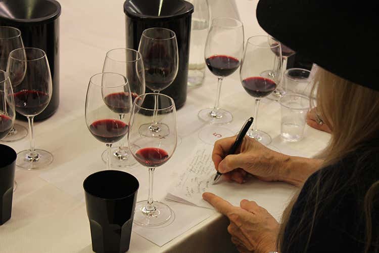 Giuria al lavoro (Radici del Sud premia 75 vini Borgo Turrito migliore azienda) Giuria al lavoro (Radici del Sud premia 75 vini Borgo Turrito migliore azienda)