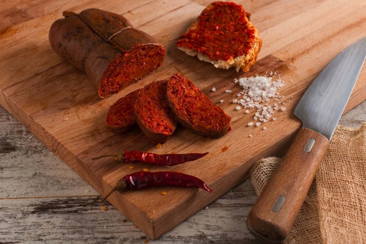 La 'nduja di Spilinga utilizza tagli specifici del maiale: parti grasse, lardo, guancia, frattaglie